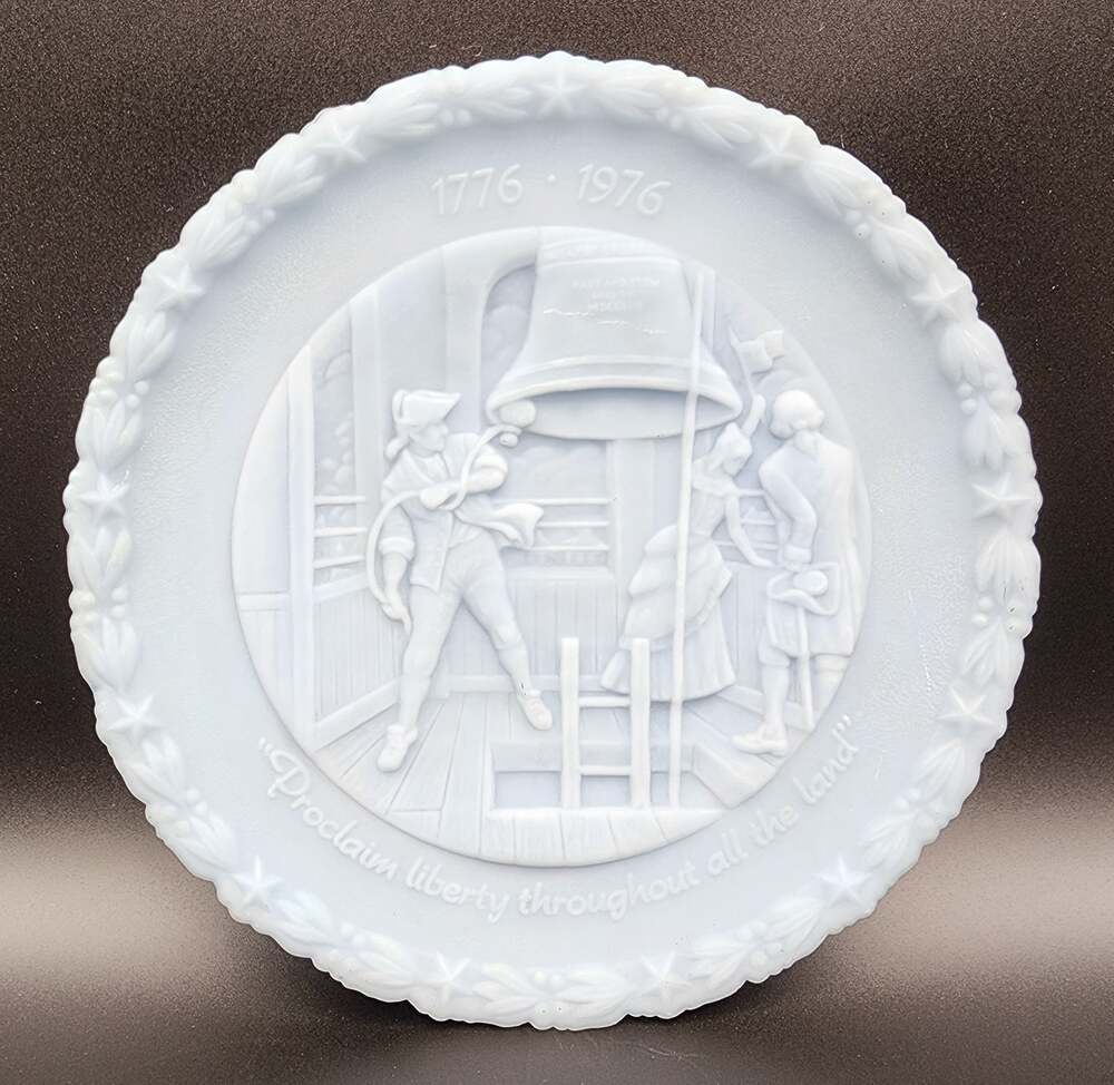 Fenton 1976 Bicentennial Liberty Bell Plate Raised Relief 8.25" USA Collectable
